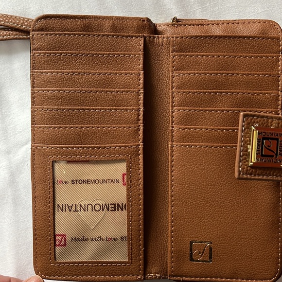 Stone Mountain Pebble Grain Leather Large Tri-Fold Wallet with Wristlet NWOT - Picture 6 of 8